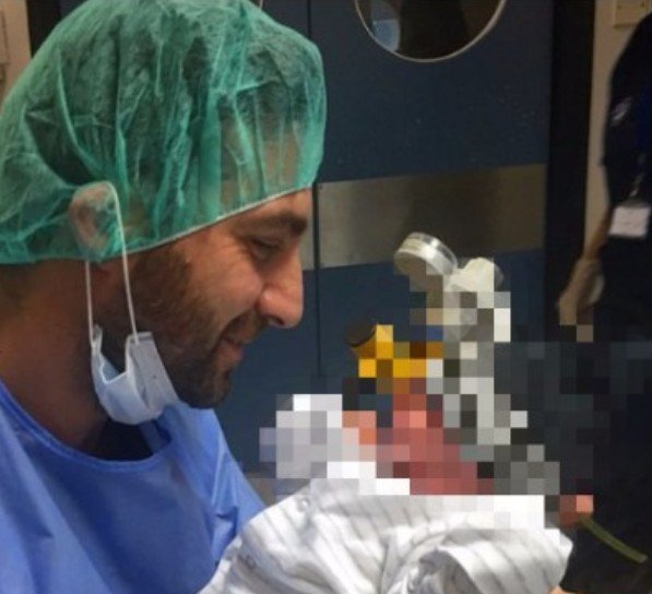 Κυριάκος Πελεκάνος: η φωτογραφία που κρατάει τον γιο του μέσα στο μαιευτήριο, μόλις γεννήθηκε!